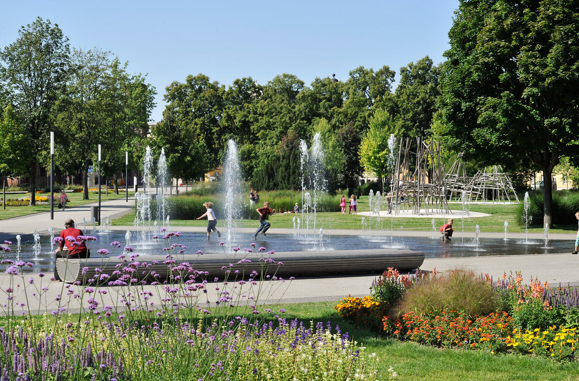 Urlaubsplanungsindex Sommer 2026: 62 Prozent der Deutschen planen Sommerurlaub ©Volker Hielscher vor allem im sommer ein beliebter ort das font nenfeld im gartentr ume park herrenbreite foto stadt aschersleben