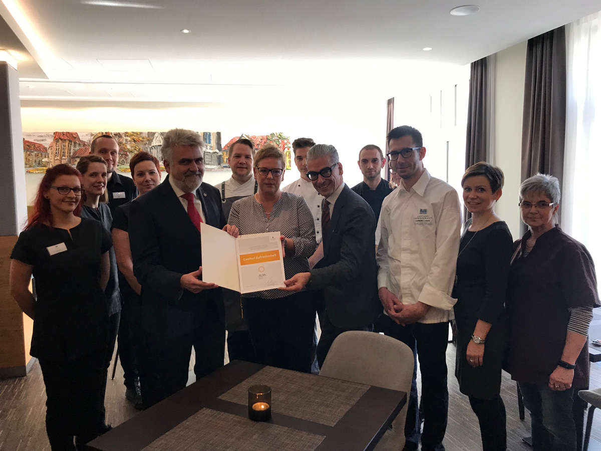 Übergabe der Auzeichnung Aura an das Hotel zufriednheit