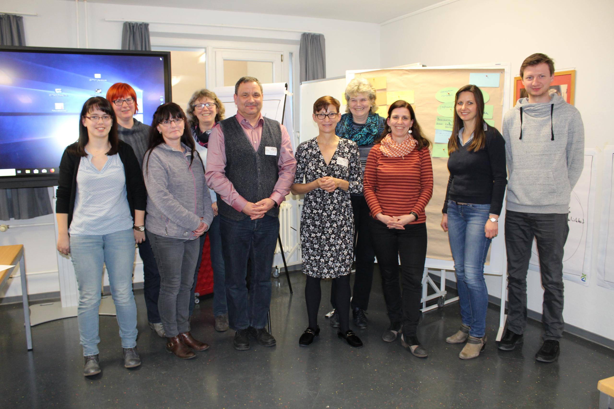 Menschengruppe in einem Seminarraum