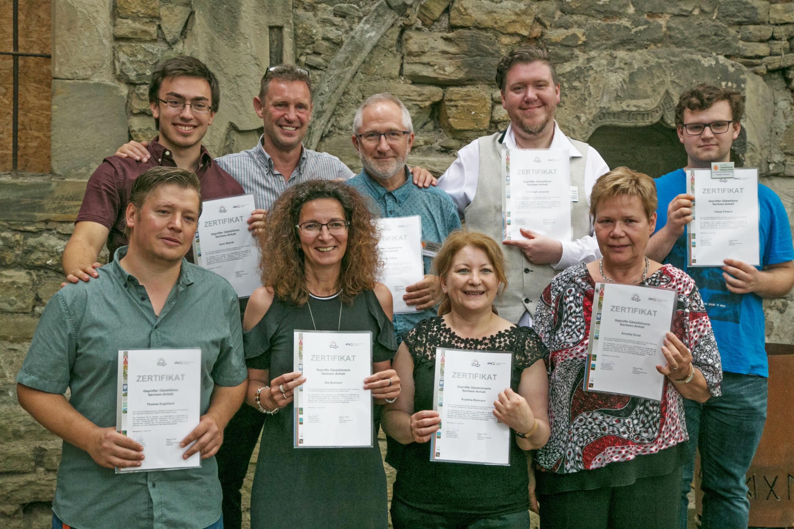 IMG 4191 Die neuen Gästeführer während der Zeugnisübergabe im Petri Kloster Merseburg   Foto Gunnar Hensel