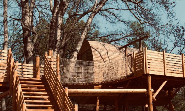 Baumhaus mit Terrasse und Hängebrücke 500 300 Fotos Manuela Schröter 620x372