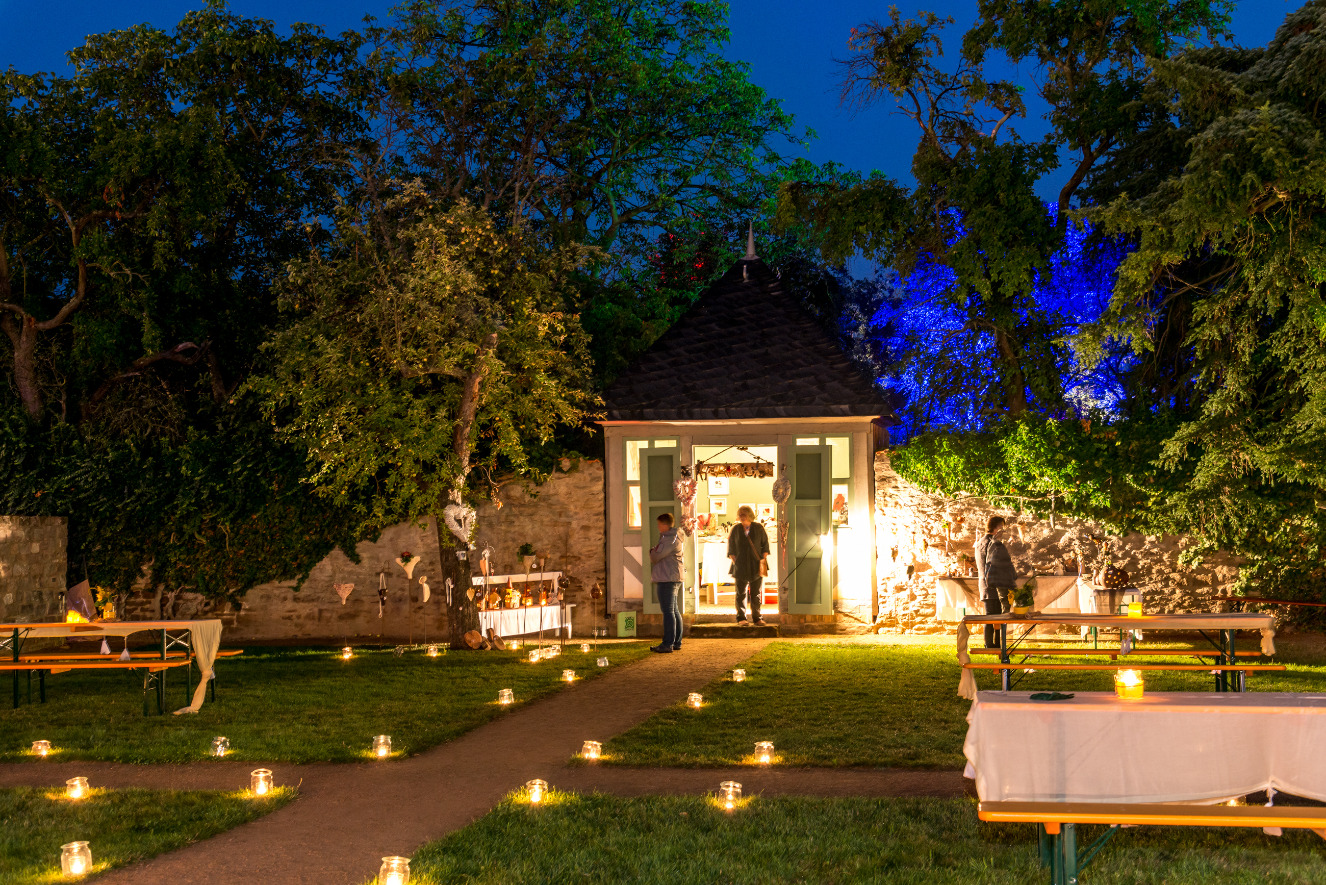 Kloster Druebeck Garten Stiftsdamen Foto Ulrich Schrader0