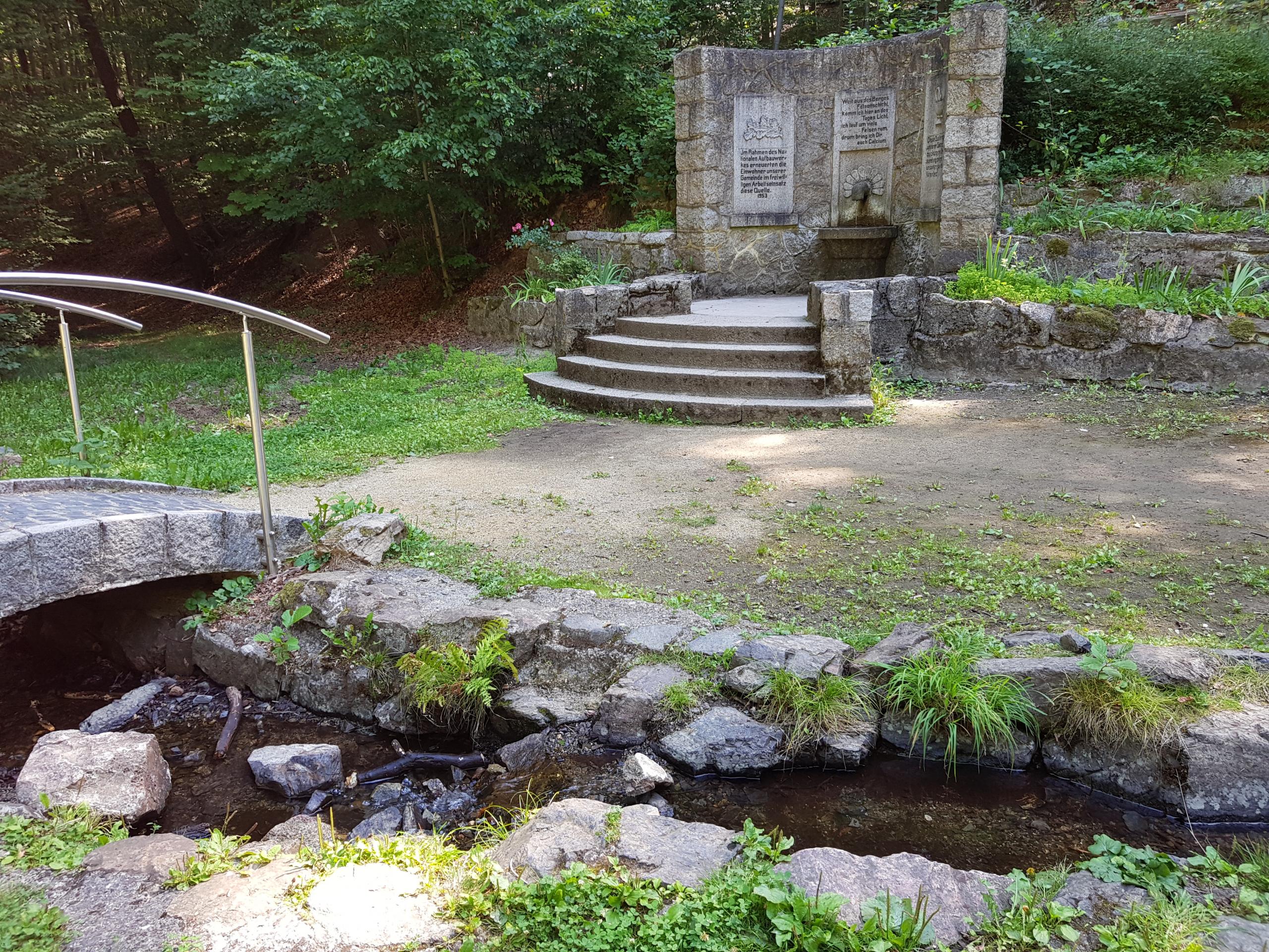 Gemauerte Quelleinfassung der Calziumquelle mit Gedenktafel