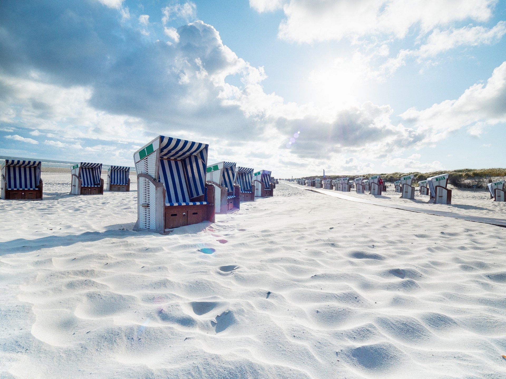 Strandkörbe auf weißem Sand