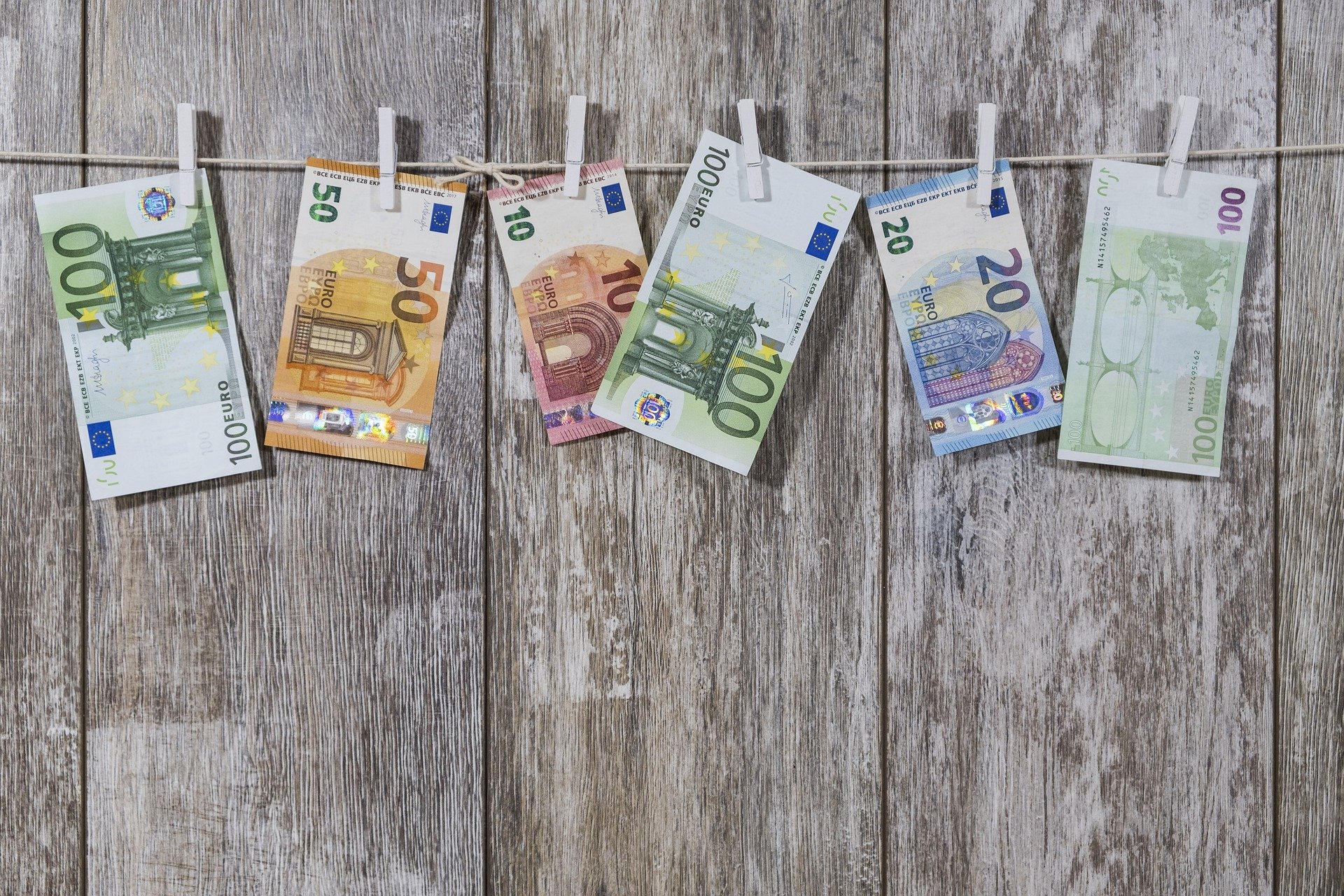 Geld auf Leine ©Bru-nO_pixabay Wäscheleine mit Geldscheinen