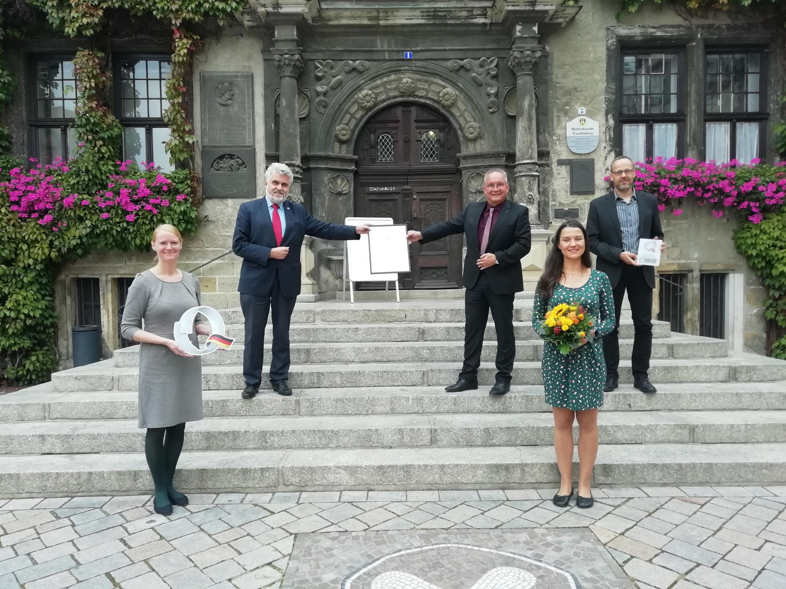 Zertifikatsübergabe an OB Frank Ruch und MitarbeiterInnen der Welterbestadt Quedlinburg