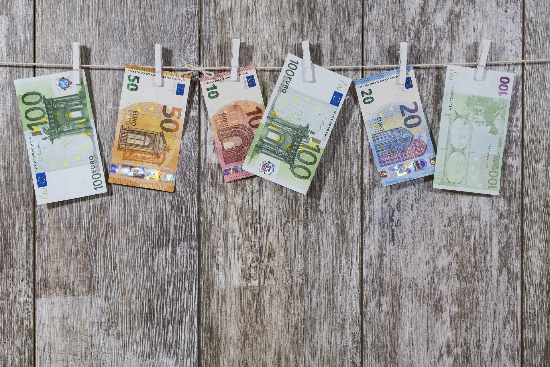 Geld auf LeineBru nO pixabay