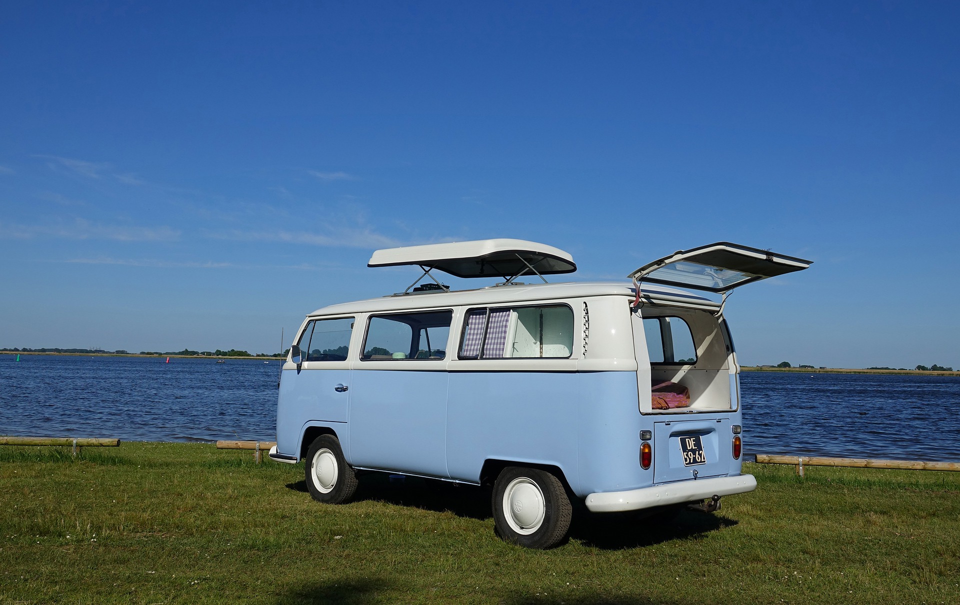 the old van 4876116 1920 (pixabay)