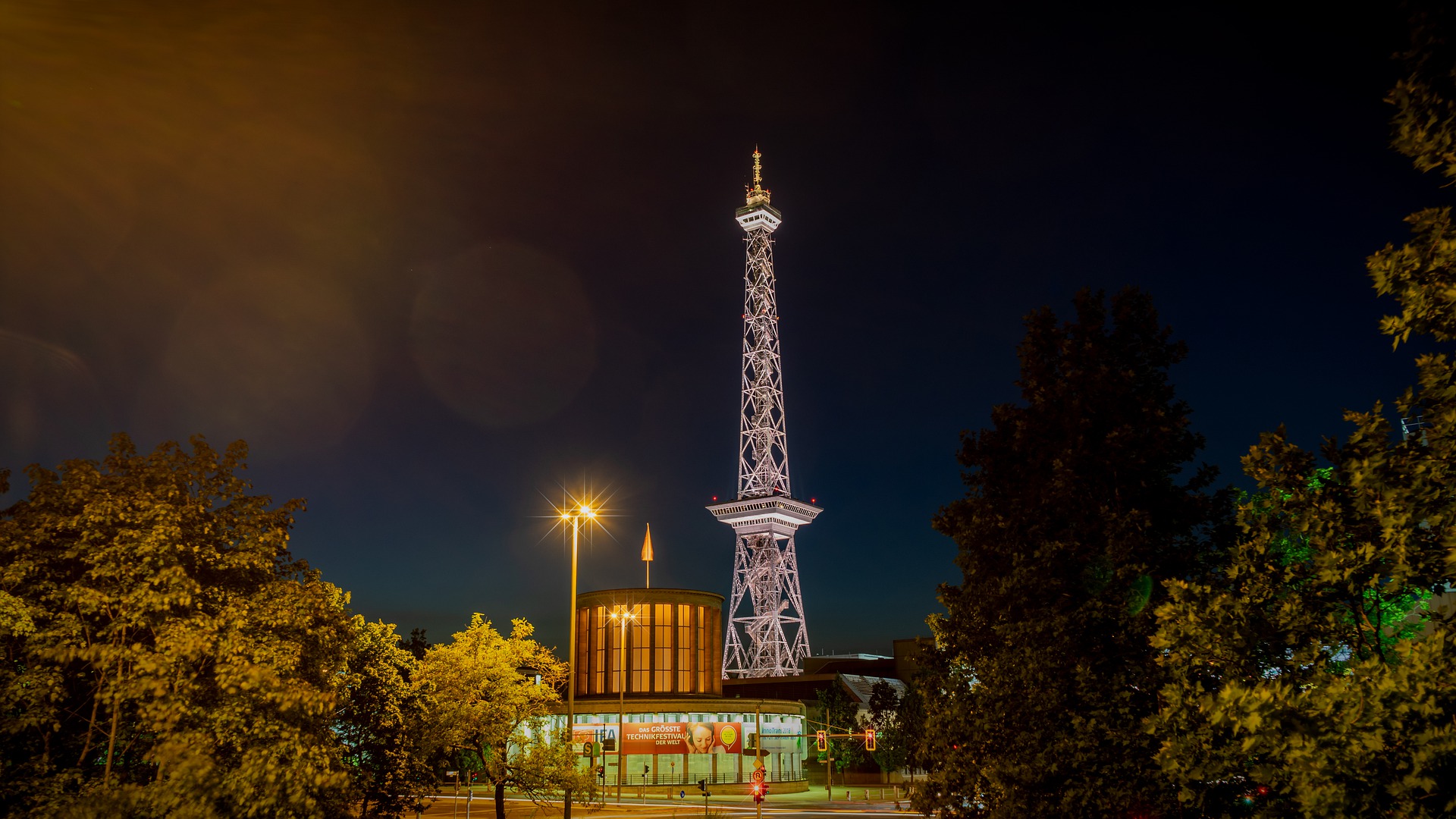 Funkturm an der Messe in Berlin bei Nacht