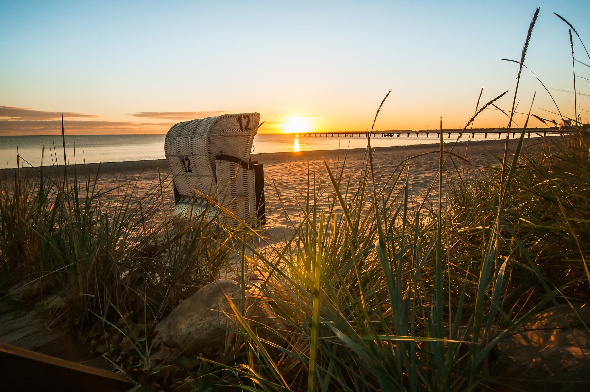 Strandkorb im Sonnenuntergang