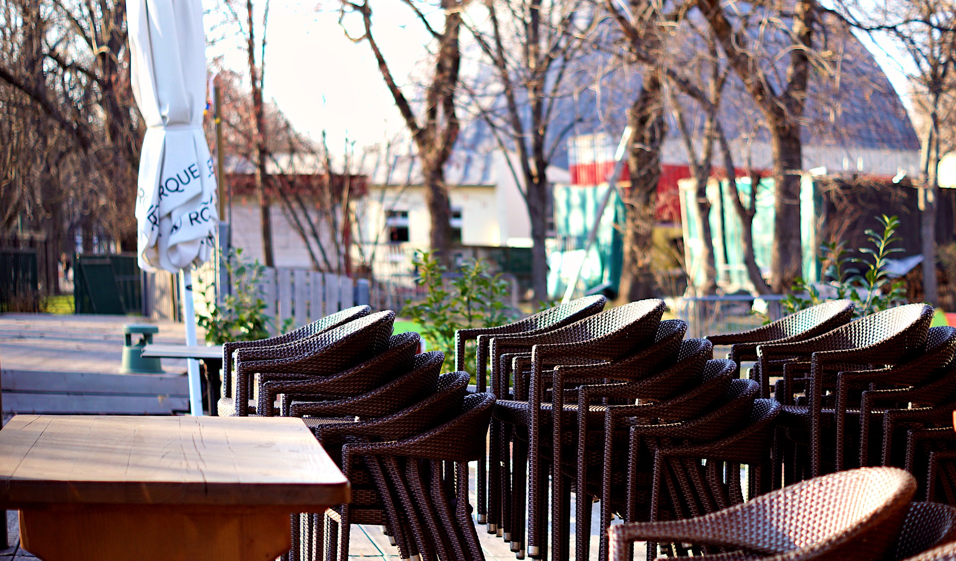 Kanzleramtsminister stellt Restaurantbesuch für Ungeimpfte in Frage ©pixabay Außenbereich Gastronomie ohne Gäste