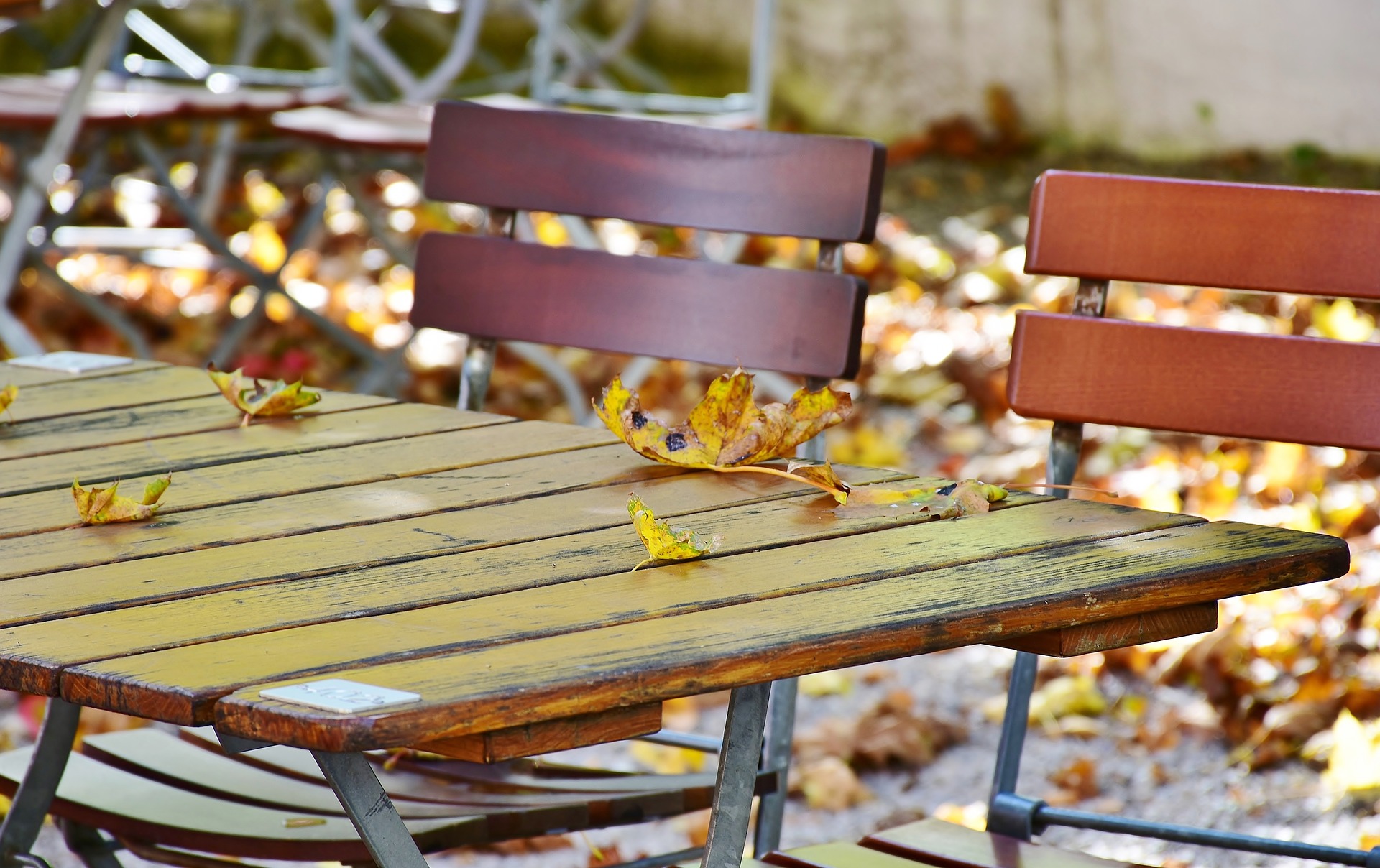 Biergarten im Herbst