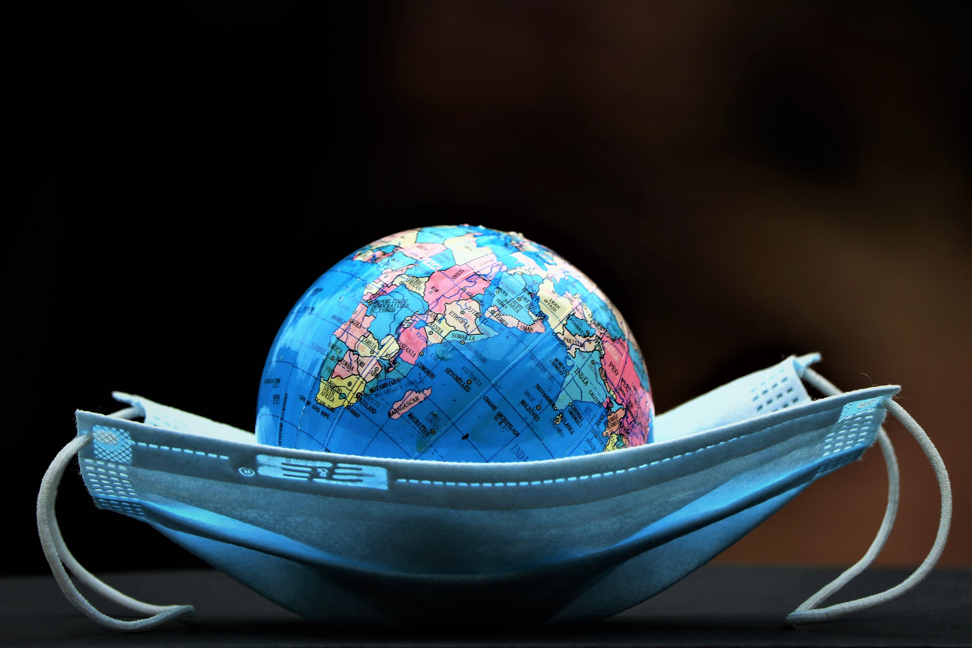 Erdball und Mundschutz