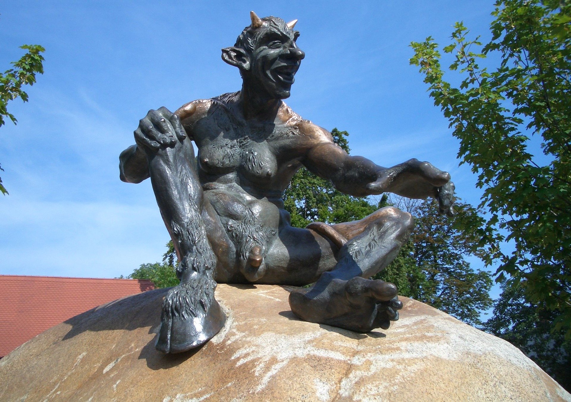 neue Anlagen sollen den Hexentanzplatz attraktiver gestalten ©Pixabay Teufelsfigur sitzt auf einem Stein auf dem Hexentanzplatz