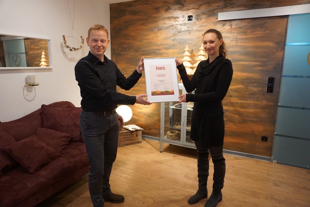 Andreas Lehmberg übergibt Laura Matthes die "Typisch Harz"- Urkunde
