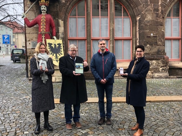 Neuer Multimedia-Guide führt durch Nordhausen ©HTV Bürgermeisterin Alexandra Rieger, Stadtführer Winfried Schmitt, Oberbürgermeister Kai Buchmann und HTV-Geschäftsführerin Carola Schmidt