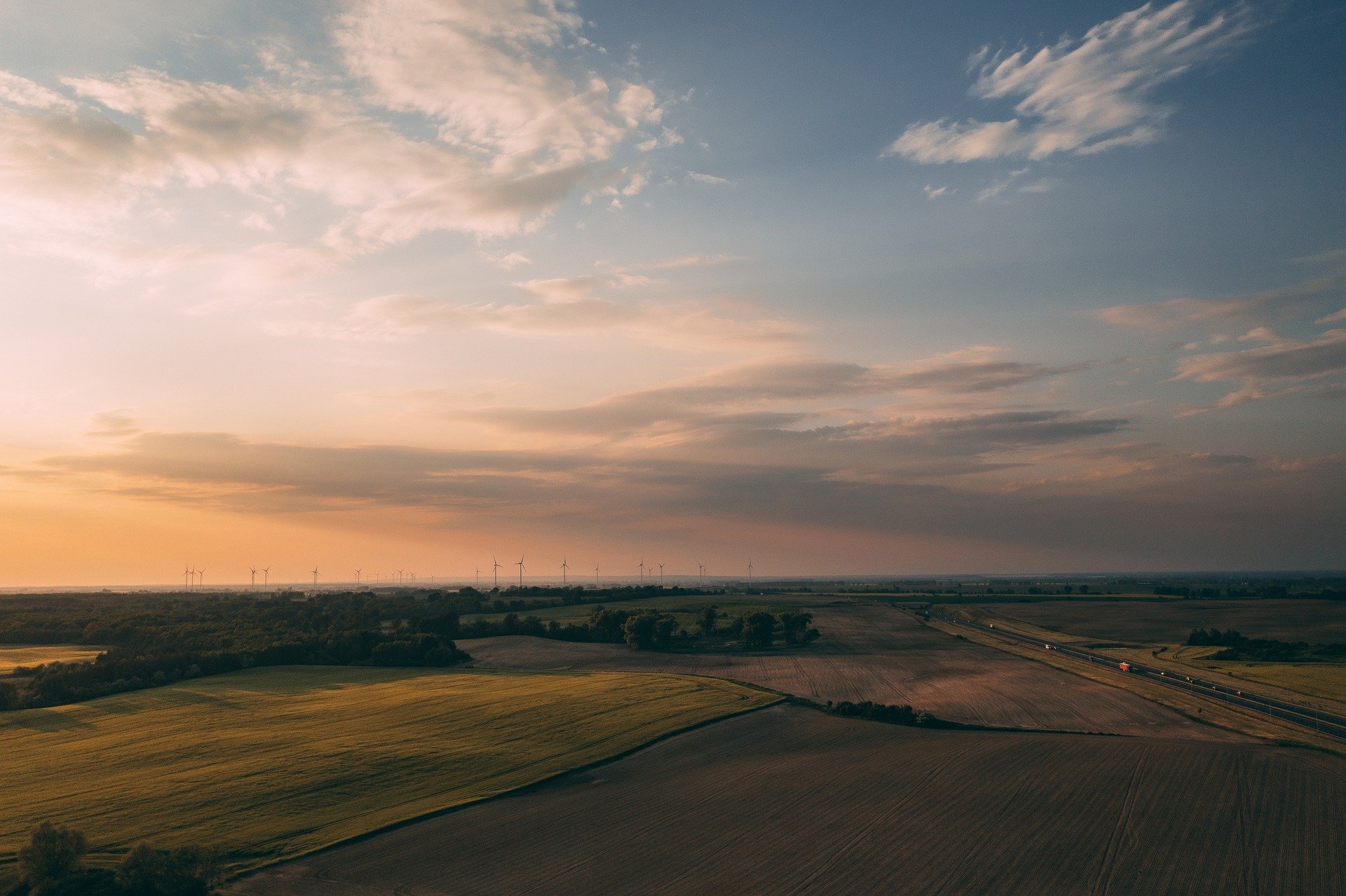 Sonnenuntergang auf einem Feld in Sachsen-Anhalt