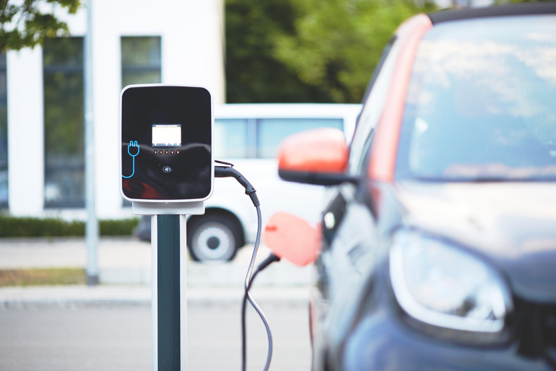 E-Auto an einer Ladesäule