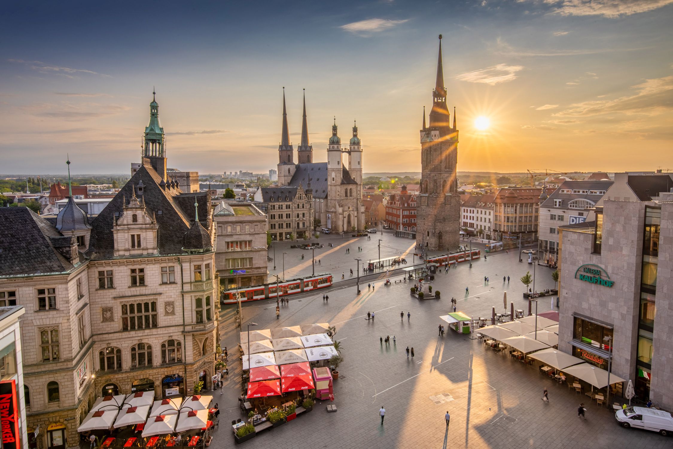 Marktplatz Halle mit den fünf Türmen