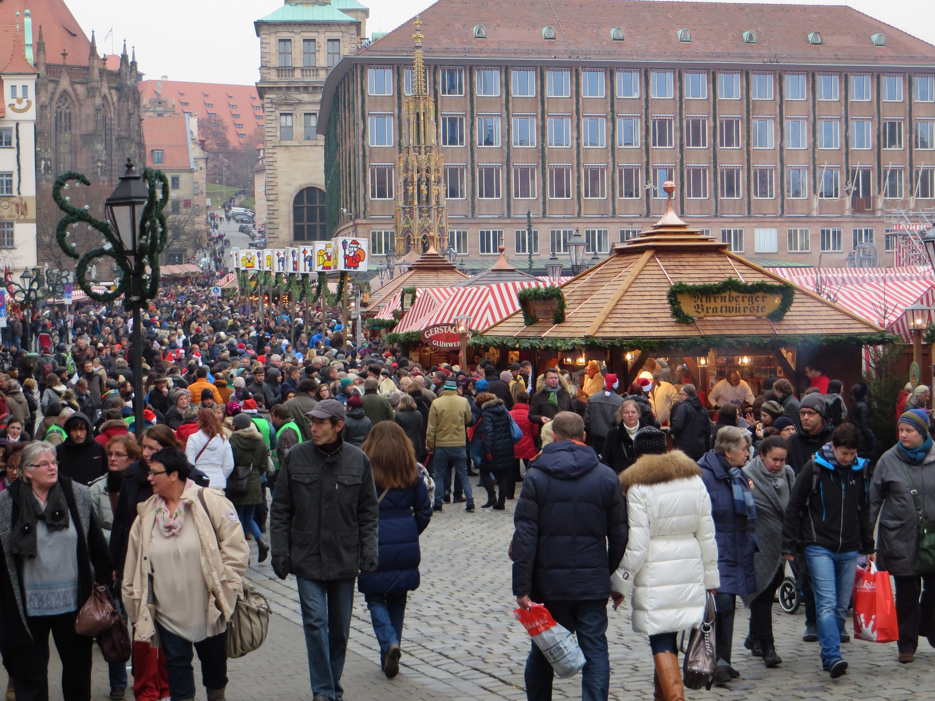 Besucher auf einem Weihnachtsmarkt