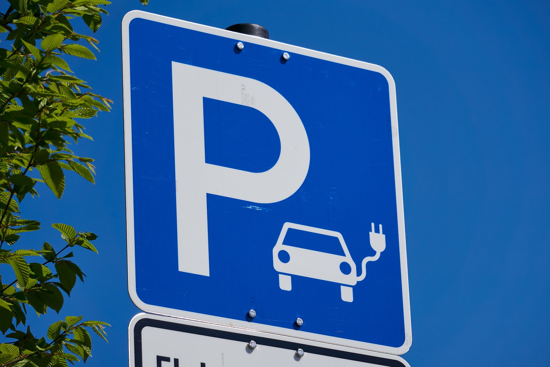 Parkplatzschild für E-Autos