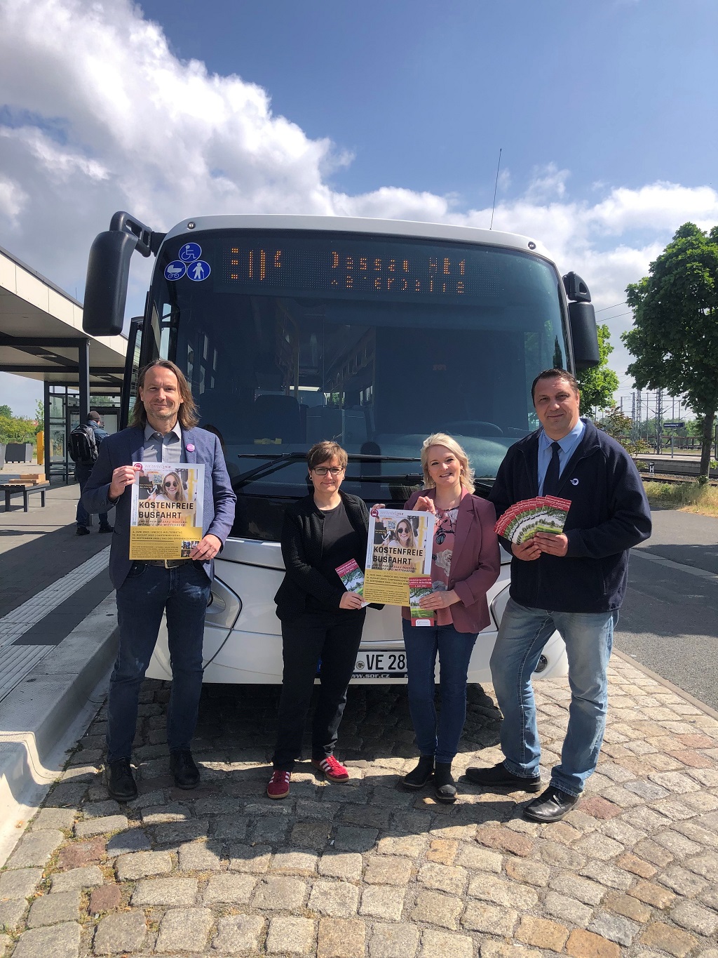 v.l.n.r.: Hannes Wolf / Geschäftsführer Stadtmarketinggesellschaft Dessau-Roßlau, Ute König / Pressesprecherin Stiftung Bauhaus Dessau, Anika Kinnemann / Stellvertretende Geschäftsführerin WelterbeRegion ADW e.V. und Sven Bormann / Stellvertretender Betriebsleiter Wittenberg der Vetter Verkehrsbetriebe