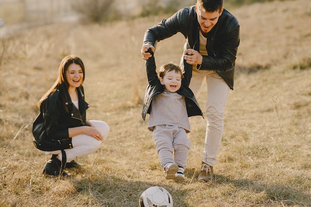 Foto der Familie, die Spaß mit Fußball hat