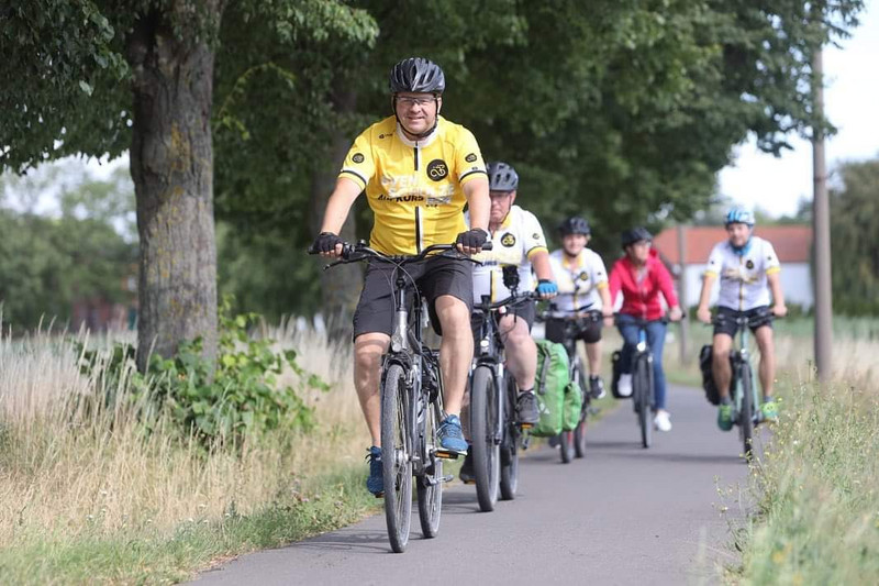 Minister Sven Schulze radelt zum zweiten Mal quer durch Sachsen-Anhalt ©Matthias Bein csm sommertour2022 by mathiasbein.jpg e0bf6e8fc2