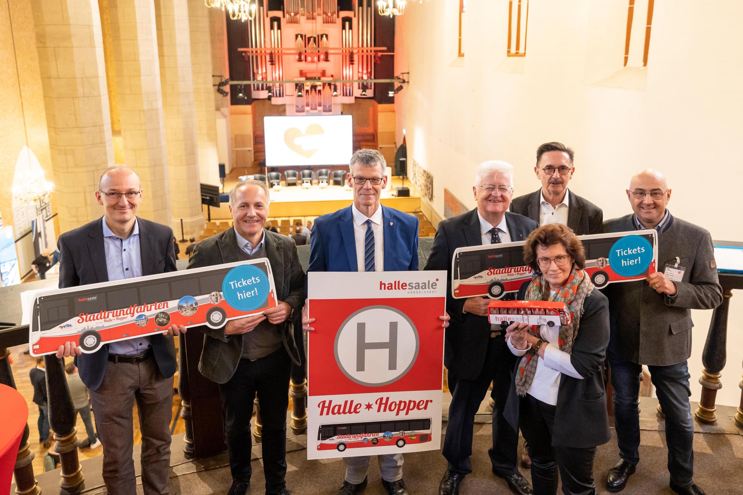 41. Tag der Bustouristik zweites Mal in Halle und Sachsen-Anhalt ©Stadt Halle (Saale)/Thomas Ziegler 41. tdb ulrichskirche vl r franke m lange bm e geier d gauf birgit vetter w schulze g griebler c thomas ziegler stadt halle saale 2