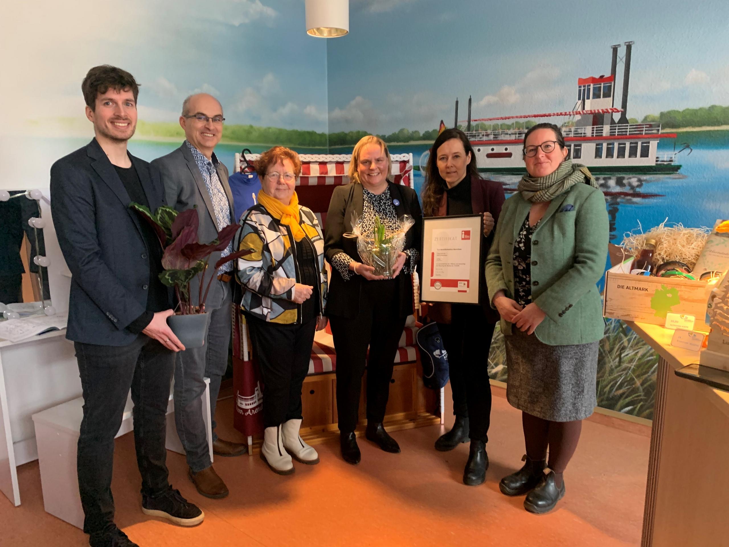 Übergabe der Zertifizierung in der Tourist-Information Arendsee durch Max Schurz, Qualitätinitiative Tourismusverband Sachsen-Anhalt e.V.; Norman Klebe, Bürgermeister der Einheitsgemeinde Stadt Arendsee; Verena Schlüs-selburg, Vorstand AltmarkMacher e.V. an Claudia Schulz, Geschäftsführerin Luftkurort GmbH; durch Carla Reckling-Kurz, Geschäftsführerin Altmärki-scher Regionalmarketing- und Tourismusverband und durch Amanda Ha-senfusz, Vorsitzende Vorstand AltmarkMacher e.V.