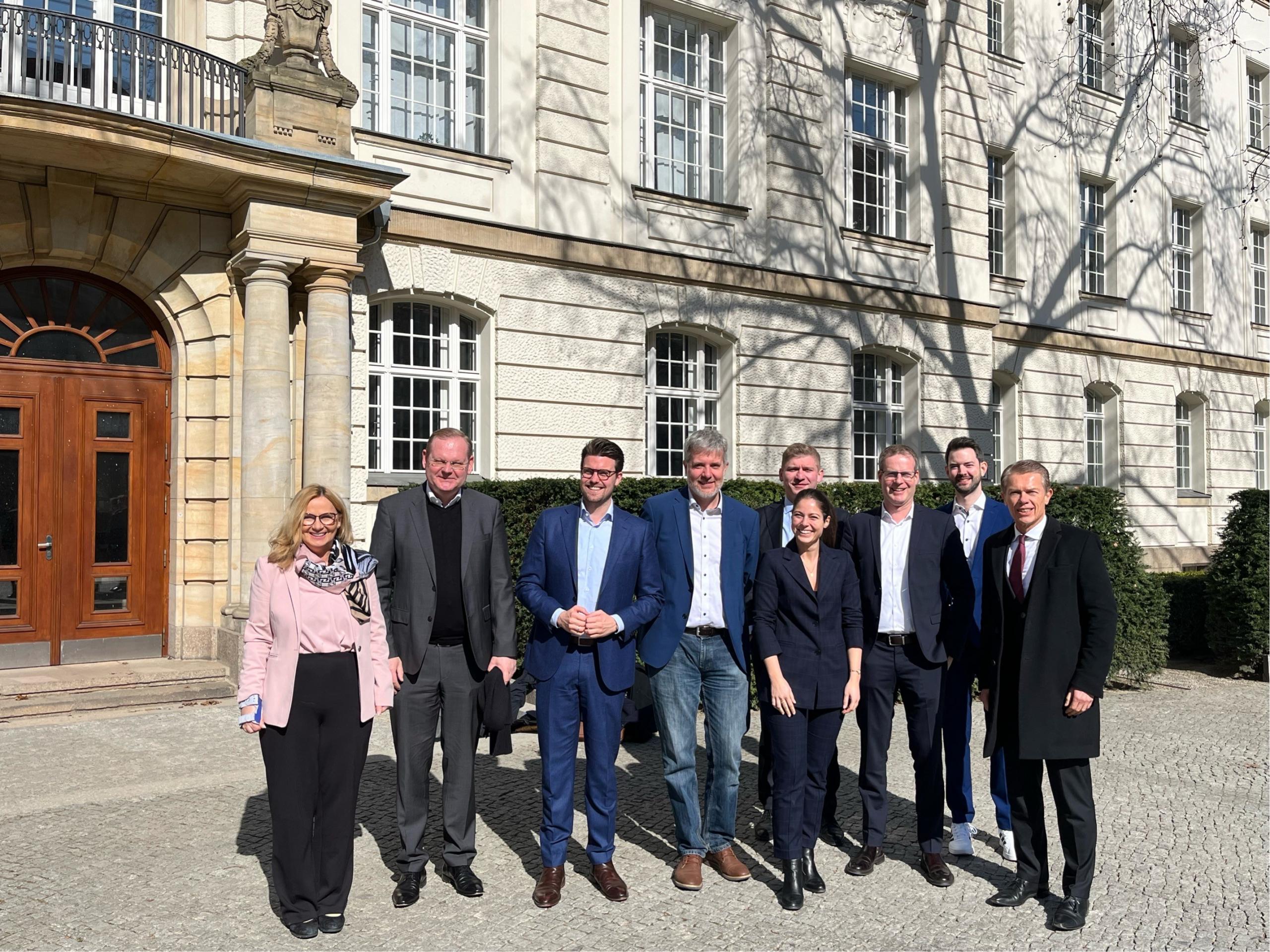 (v.l.n.r.:) Karina Kaestner (DB Fernverkehr AG), Dirk Inger (DRV), Sven Liebert (BTW), Dieter Janecek (BMWK), Deborah Rothe (ITB Berlin), Jan Körner (Lufthansa Group), Jörn Holtmeier (AUMA), Simon Bull (BTW), Ralph Beisel (ADV); digital zum Treffen zugeschaltet waren Sören Hartmann (BTW) und Oliver Bonke (H World International)