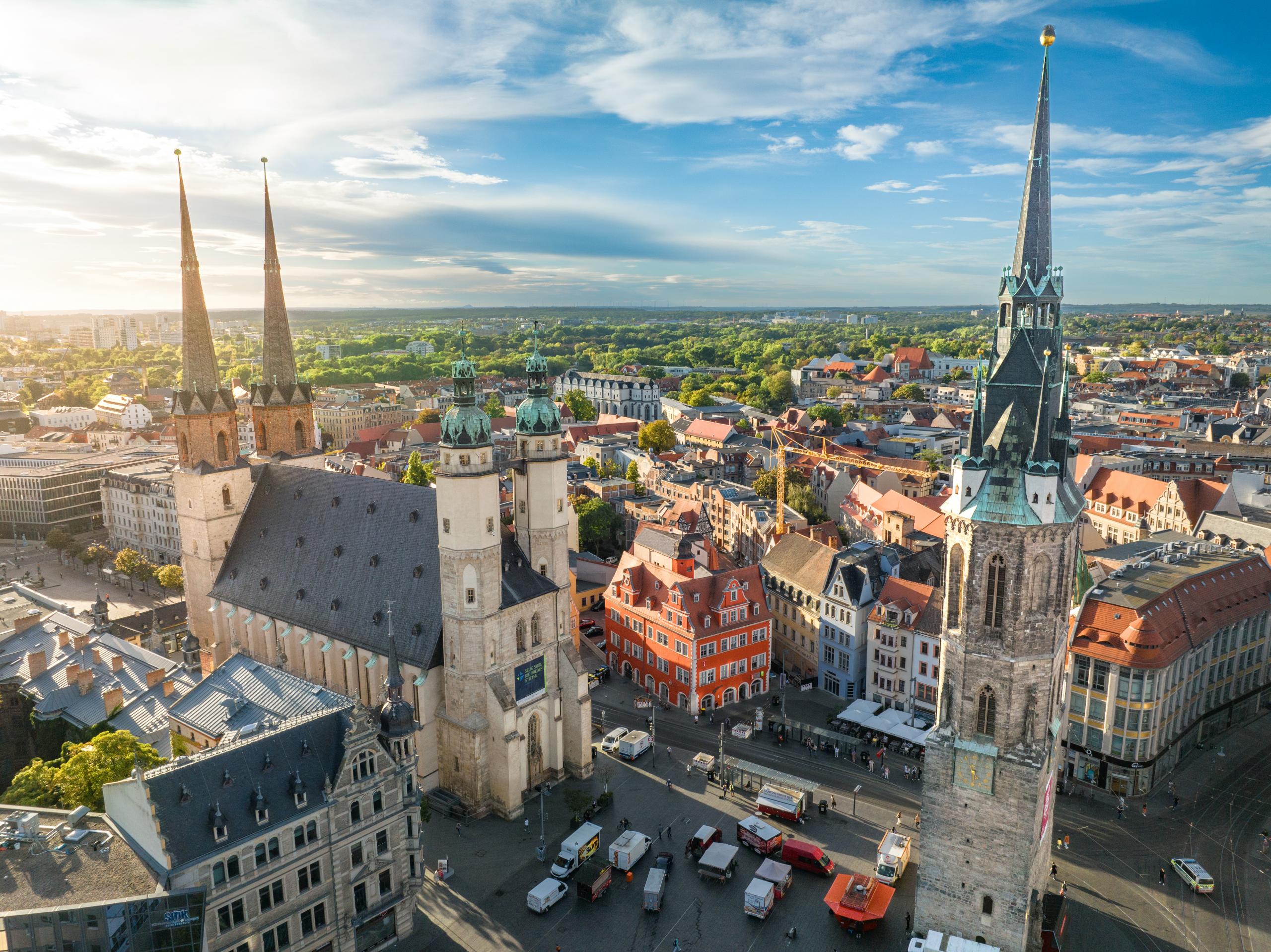 Marktplatz Halle mit fünf Türmen