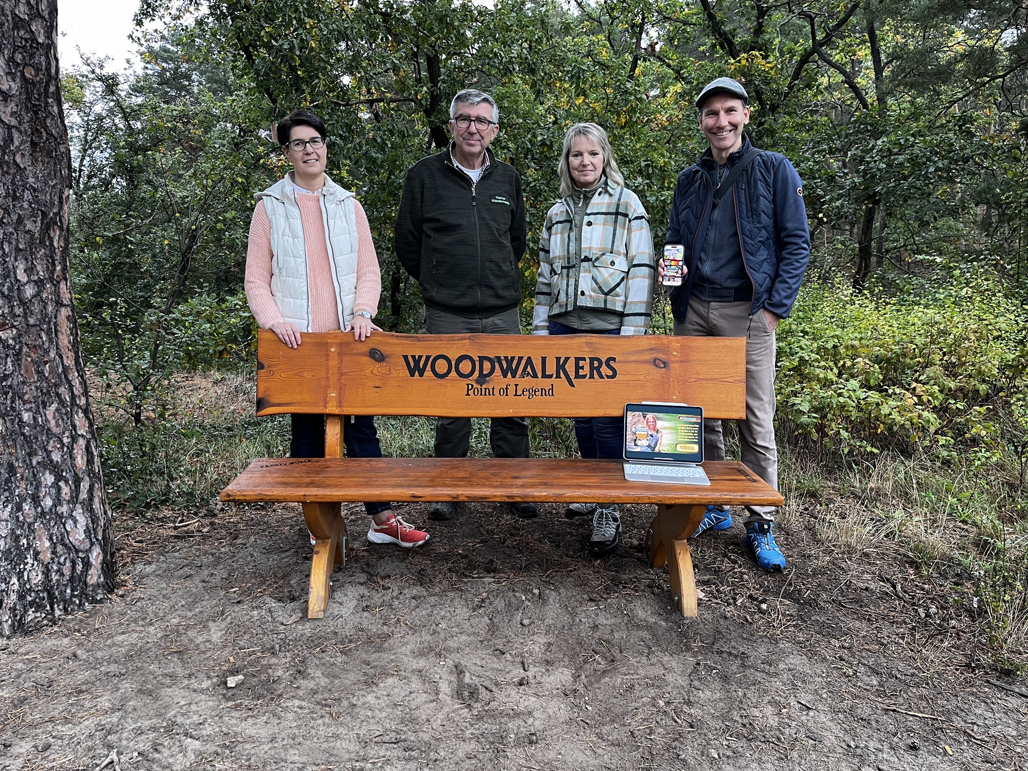 woodwalker missionapp vorstellung ©HTV Datei Woodwalker_Mission App_Vorstellung: Carola Schmidt (Harzer Tourismusverband), Klaus Dumeier (Harzer Wandernadel GmbH), Susanne Dahlhaus (Blankenburger Tourismusbetrieb) und Frank Rößler (Set-Jetting GmbH) stellen die neue Erlebnismission zum Film WOODWALKERS vor.