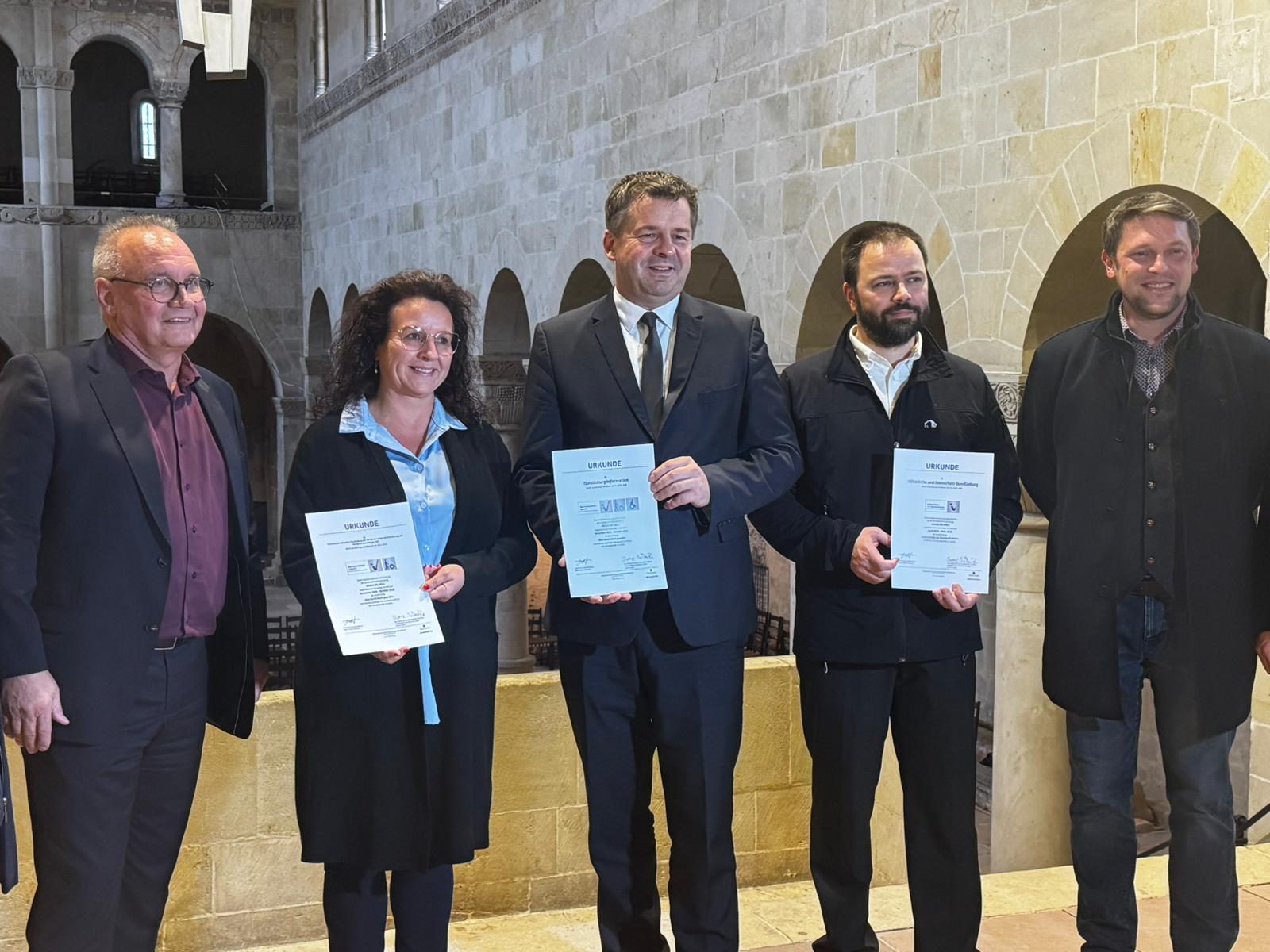 Wirtschaftsminister Sven Schulze überreicht Gütesiegel an touristische Einrichtungen in der "Barrierefrei geprüften UNESCO-Welterbestadt Quedlinburg" ©QTM photo 2025 10 24 11 27 11