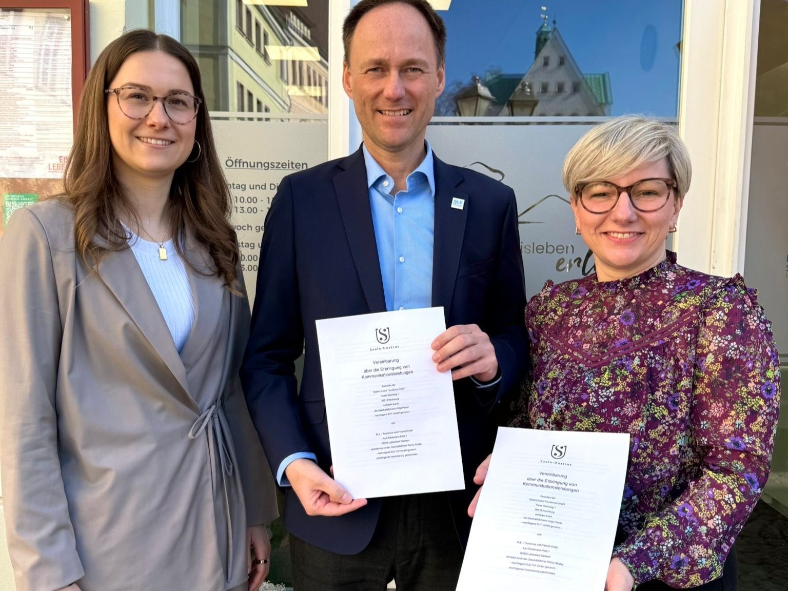 Unterzeichnung des Kooperationsvertrages zwischen der Saale-Unstrut Tourismus GmbH und SLE – Tourismus und Freizeit GmbH der Lutherstadt Eisleben  v.l.: Louisa Mahrenholz & Ronny Strebe (SLE), Antje Peiser (SUT)