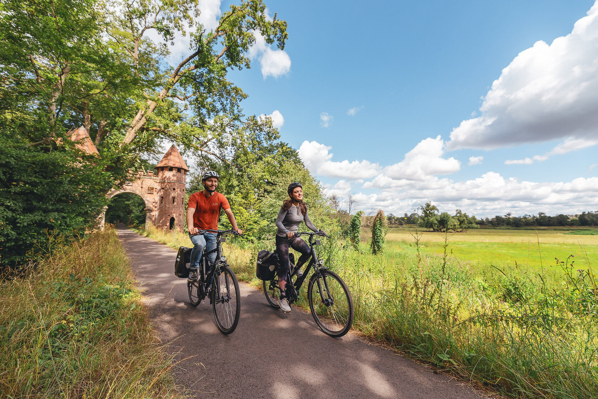 Ihre Expertise zählt: Umfrage zum Fahrradtourismus ©Elberadweg/Felix Meyer elberadweg dessau sieglitzer berg burgtor c tvssw felix meyer cc0 2