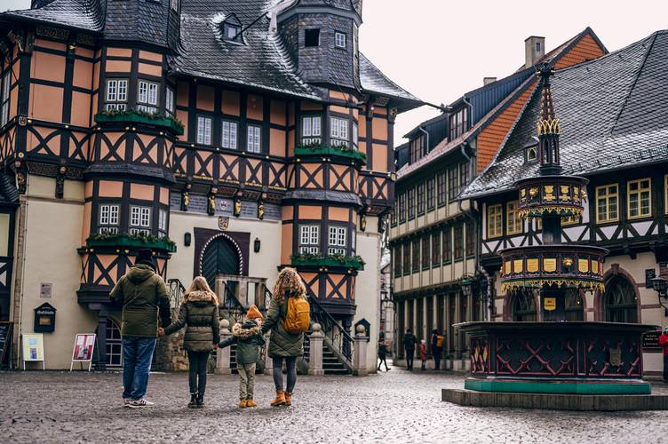 familie vor dem rathaus wernigerode