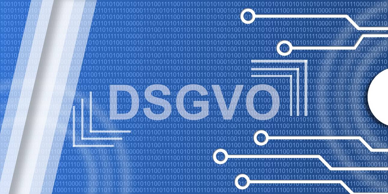 DSGVO Schriftzug DSGVO vor Blauem Hintergrund