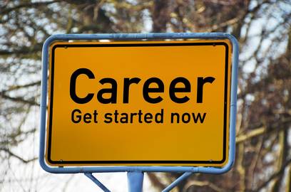 Ortsschild mit Aufschrift "Career get startet now"