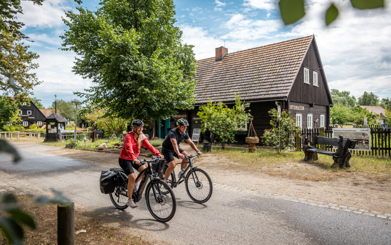 Qualität im Fahrradtourismus als wichtiger Baustein für Gästezufriedenheit ©Philipp Herfort bett bike radfahrende vor herberge philipp herfort 1