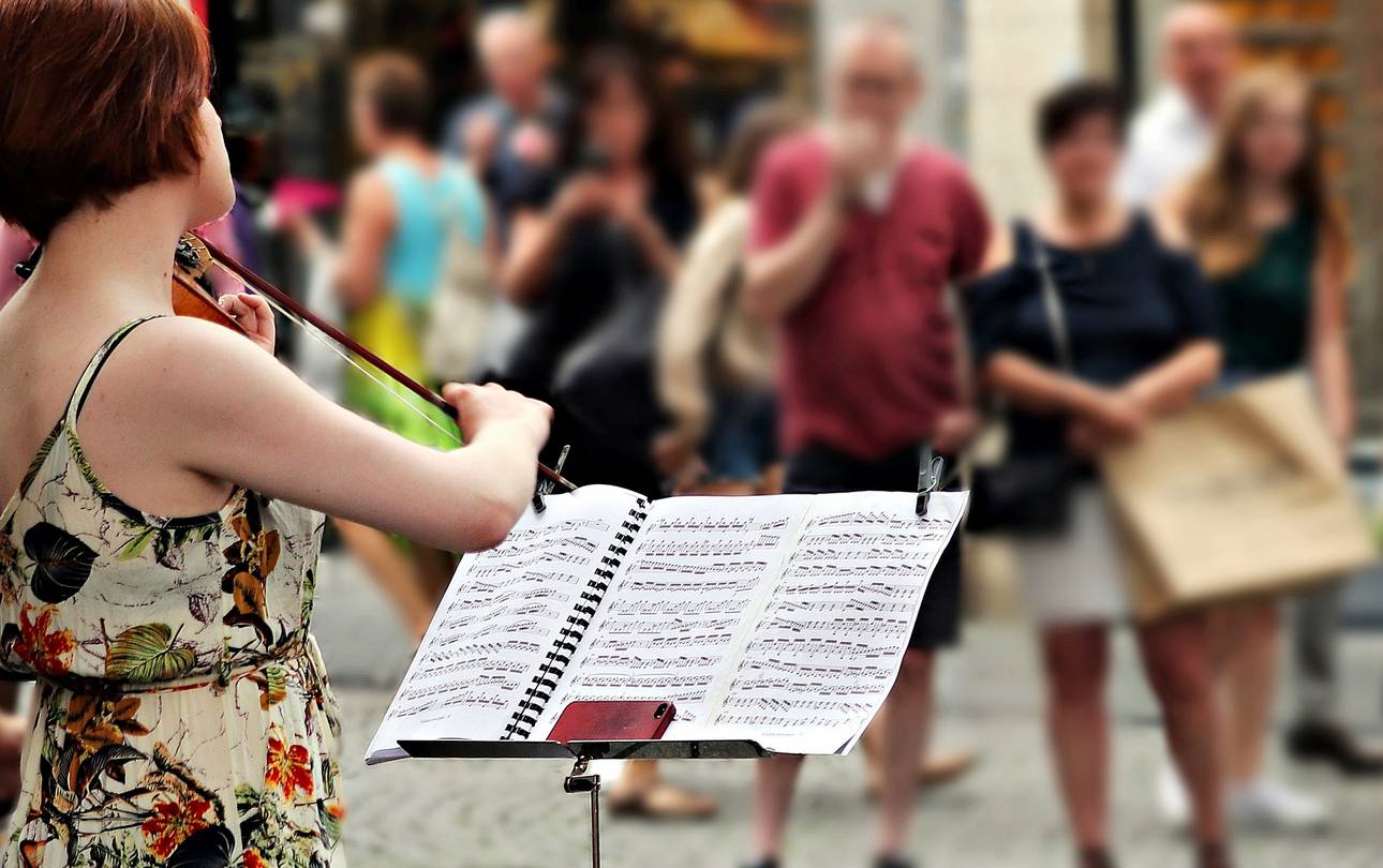 Straßenmusikerin, Geige ©pixel2013_pixabay street music pixel2013 pixabay