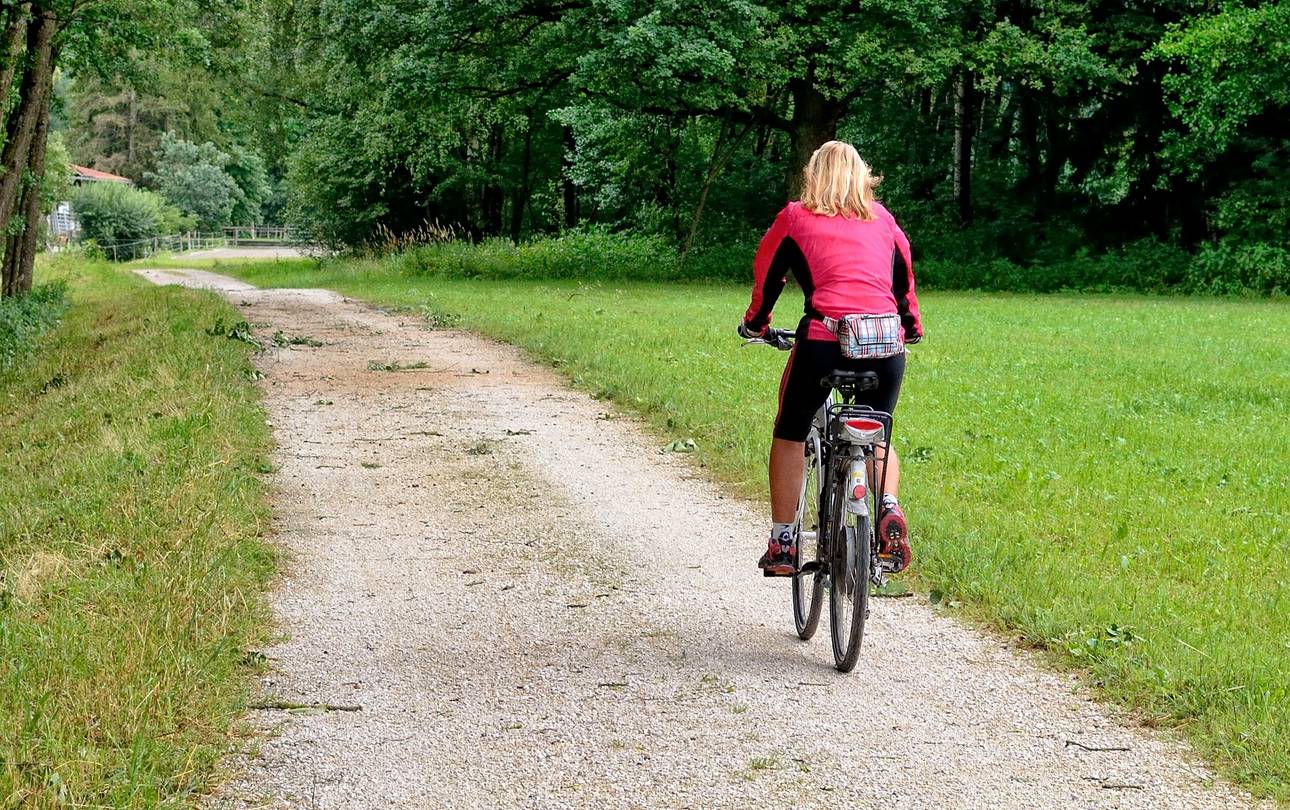 Fahrradfahrerin auf Waldweg  pixabay Antranias