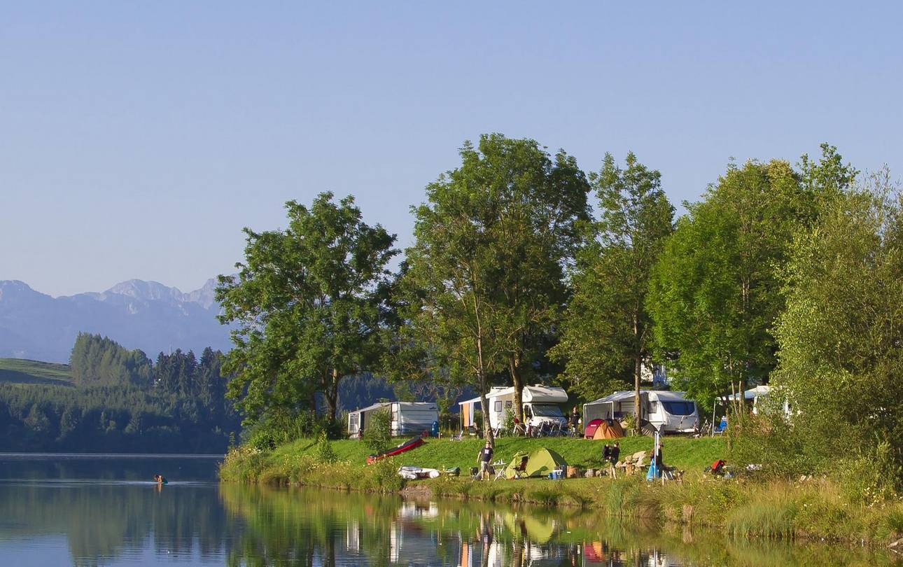 Campingautos beim Zelten am Bergsee