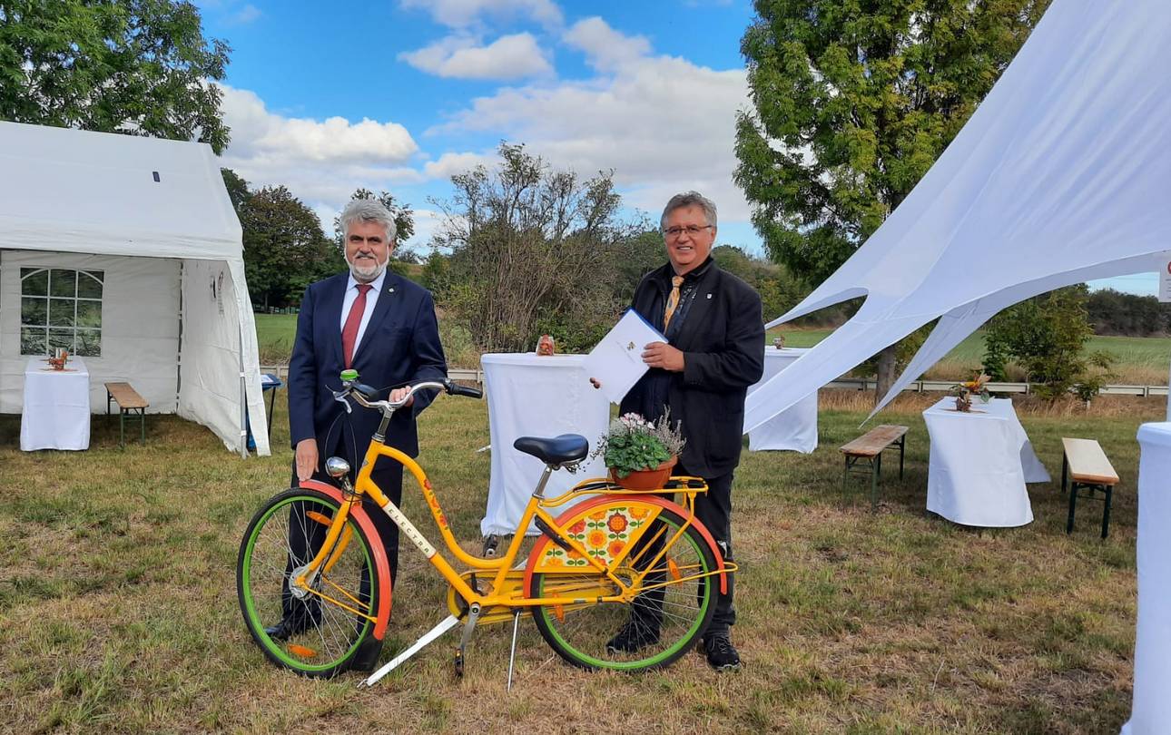 Übergabe Fördermittelbescheid Europaradweg ©MW Minister Prof. Armin Willingmann und Bürgermeister Wycisk