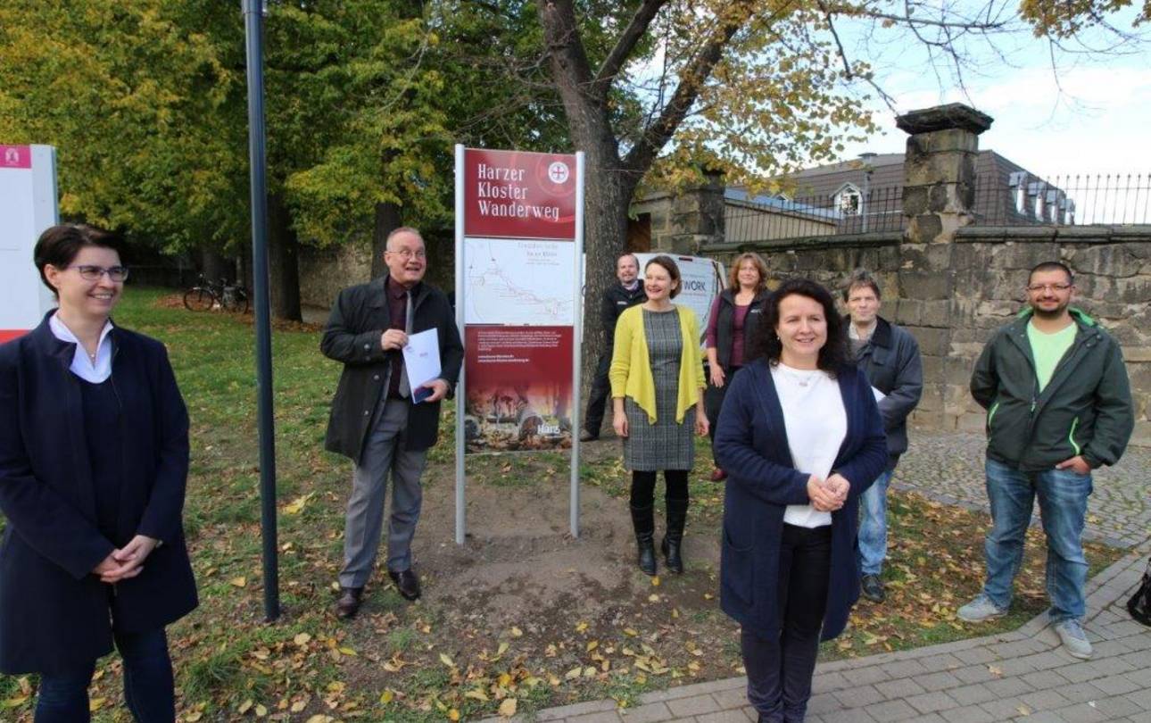 Harzer Klosterwanderweg Stele, v.l.n.r.: Carola Schmidt, GF Harzer Tourismusverband e.V. OB der Stadt Quedlinburg Frank Ruch Melanie Krilleke, Geschäftsstelle Harzer Klöster Mitarbeiter der Fa. Artwork im Vordergrund: Doreen Walter, GF Quedlinburg Tourismus Marketing Thorsten Schmelz, Bauverwaltung Stadt Quedlinburg ©Sabine Bahß, IMG Einweihung Klosterwanderwegstele