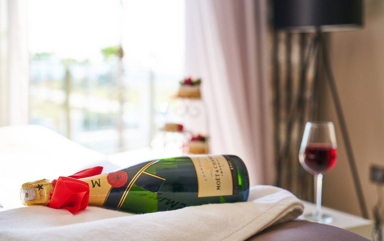 Die Gäste werden anspruchsvoller ©pixabay Sektflasche im Hotelzimmer