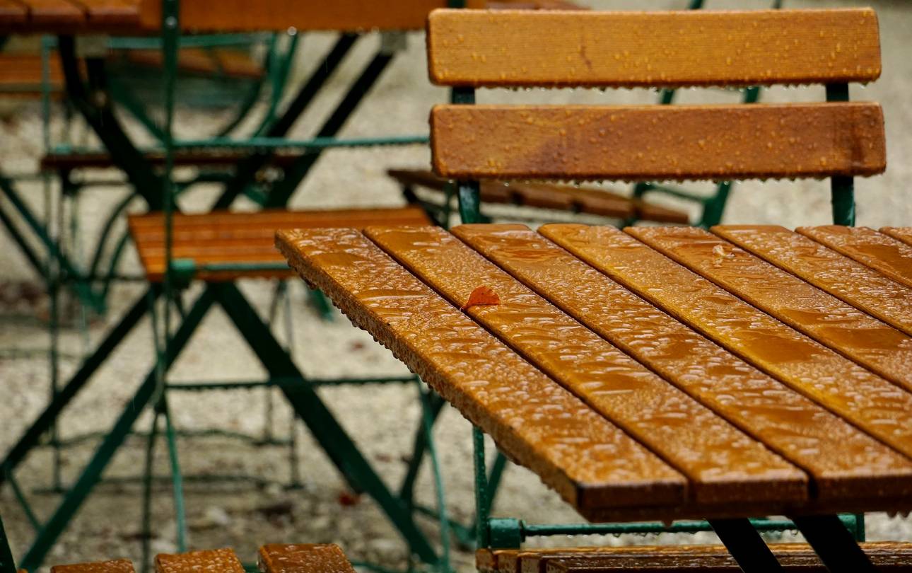 leere Außengastronomie im Regen