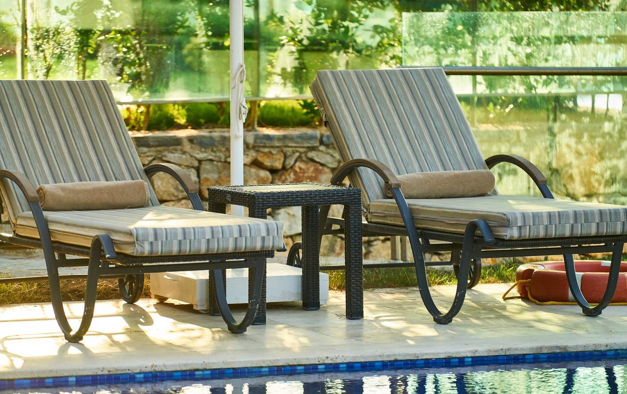 Aktuelles Buchungsvolumen in Reisebüros bleibt schwach ©pixabay leere Sonnenliegen in Hotel