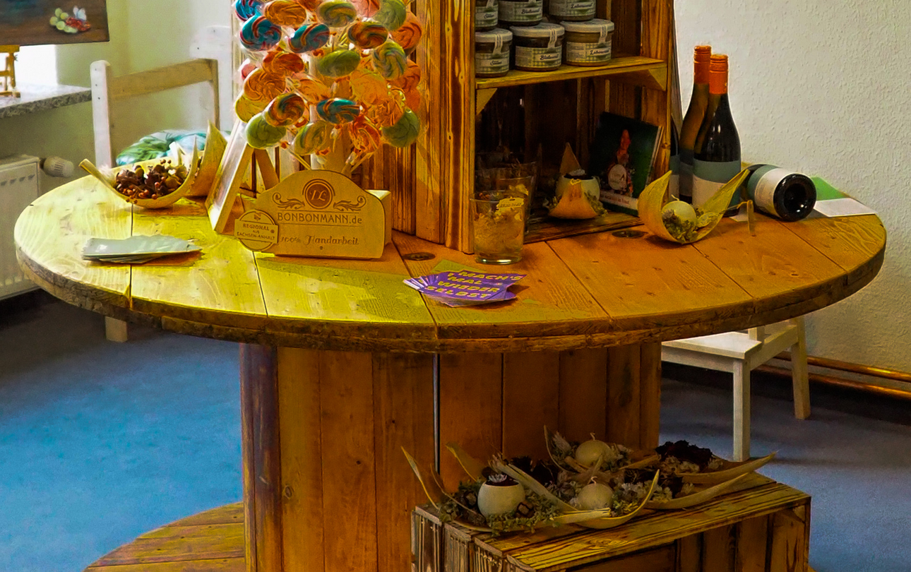 handgemacht-Sortimente jetzt auch in den Tourist-Informationen Merseburg und Weißenfels ©Saale-Unstrut-Tourismus e.V. Handgemacht_in_TI_Merseburg