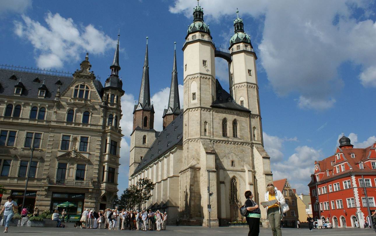 Musik liegt in der Luft: Gratis-Schnupperrundgänge in Halle ©Jan Laurig Marktkirche mit Touristengruppe
